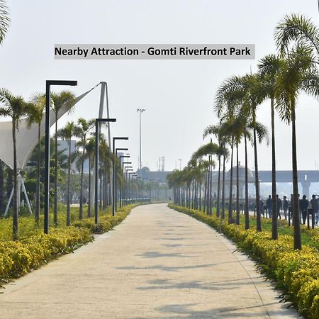 Super Oyo Collection O One8 Wave Mall Near Gomti Riverfront Park Lucknow Zewnętrze zdjęcie
